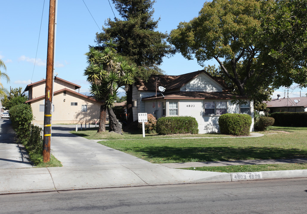 4803-4809 Live Oak St in Bell, CA - Foto de edificio