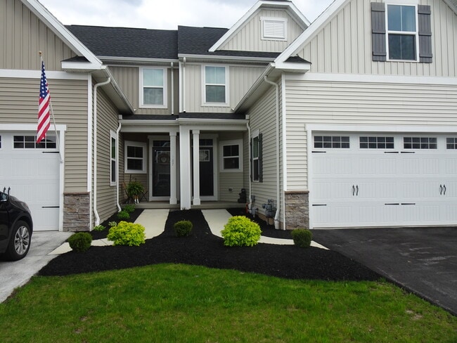 185 Sandstone Cir in Grand Island, NY - Building Photo - Building Photo