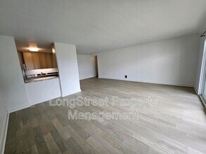 2393 SW Park Pl in Portland, OR - Building Photo - Building Photo