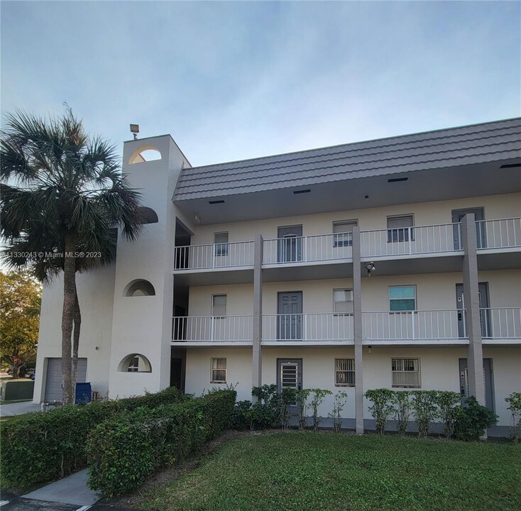 8110 Sunrise Lakes Blvd-Unit -209 in Sunrise, FL - Foto de edificio
