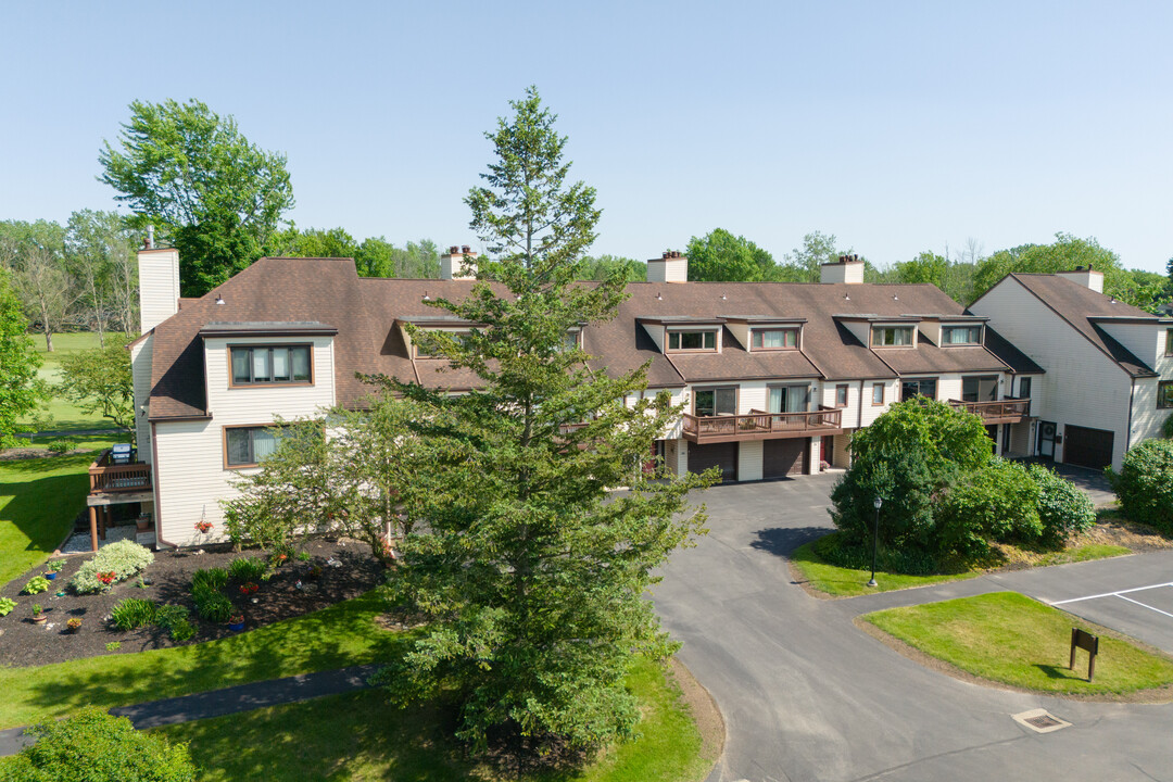 Woodgate Village in East Amherst, NY - Foto de edificio