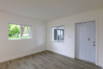 2590 First St in Ft. Myers, FL - Foto de edificio - Building Photo