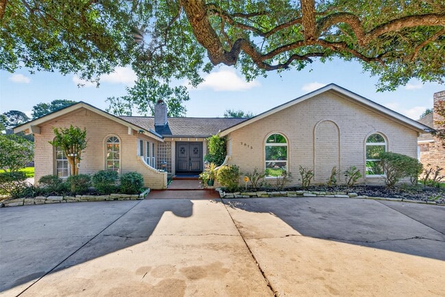 2815 Bermuda Dunes Dr