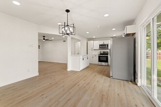 11380 Lanewood Cir in Dallas, TX - Foto de edificio - Building Photo