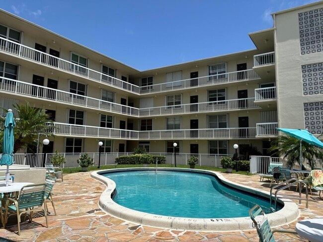 1131 SE 4th St, Unit 206 in Boynton Beach, FL - Foto de edificio - Building Photo