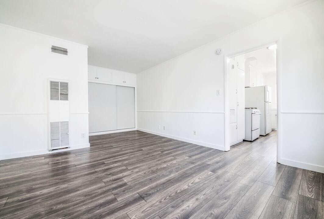 5757 La Mirada Ave in Los Angeles, CA - Building Photo