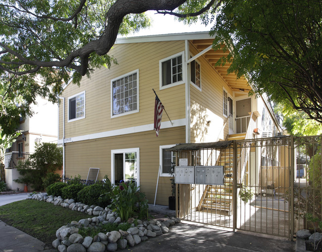 10932 Bloomfield St in North Hollywood, CA - Foto de edificio - Building Photo