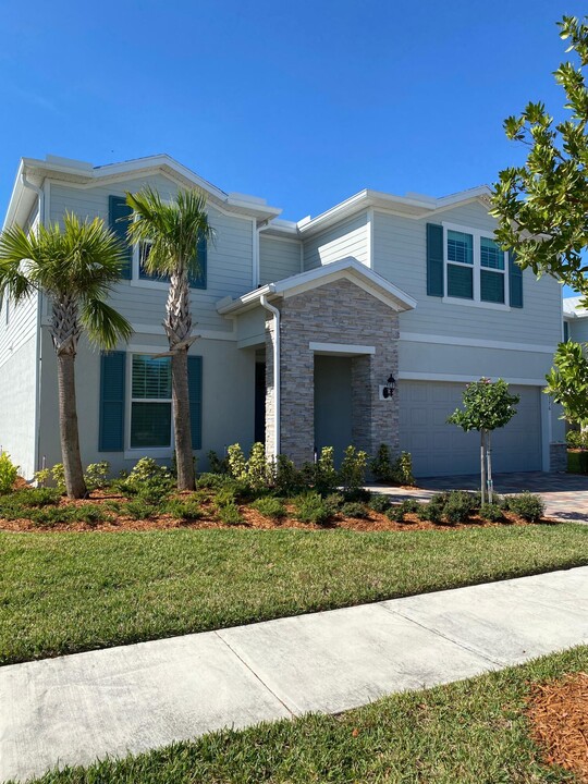 10376 SW Captiva Dr in Port St. Lucie, FL - Building Photo