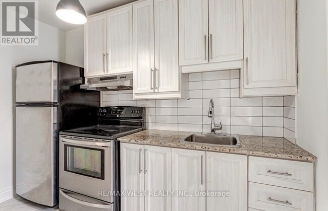 299 Pacific Ave in Toronto, ON - Building Photo - Building Photo