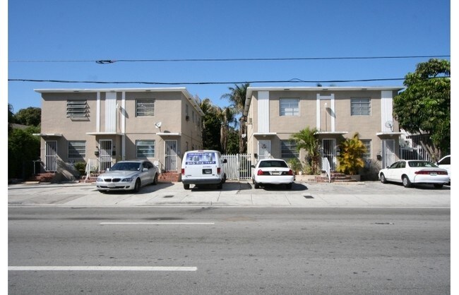 2105 SW 7th St in Miami, FL - Foto de edificio - Building Photo