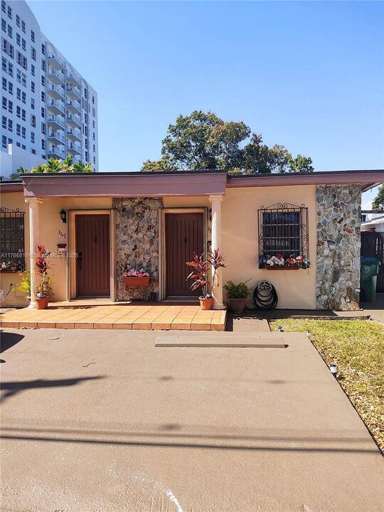 3671 SW 24th St in Miami, FL - Building Photo