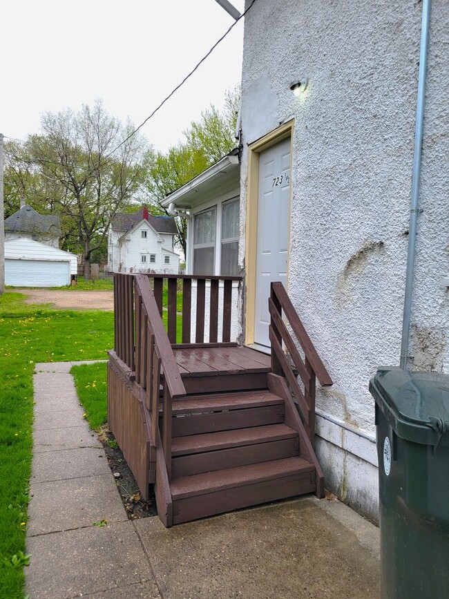 723 W 1st St in Waterloo, IA - Building Photo - Building Photo
