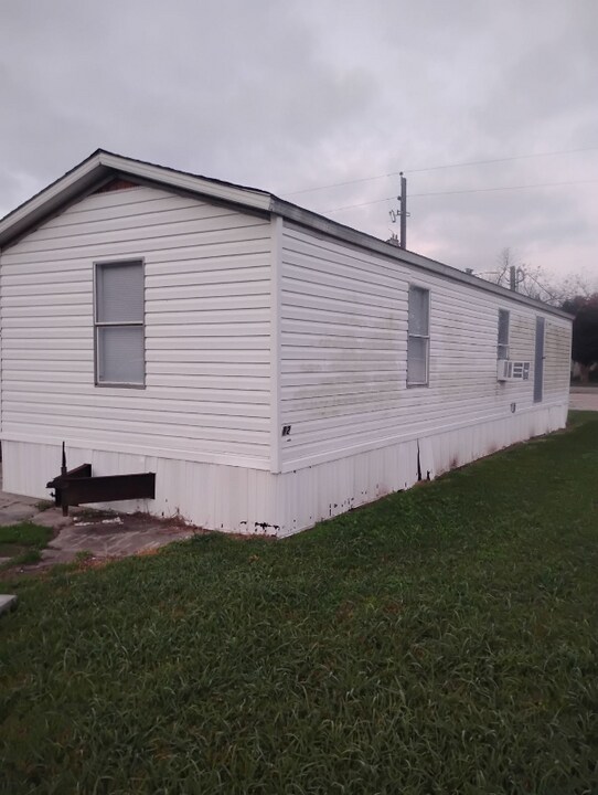 601 E Lincoln St in Sulphur, LA - Building Photo