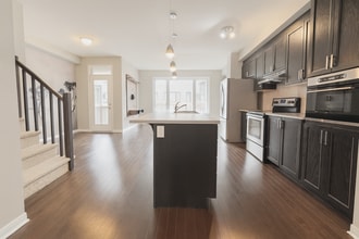 335 Nonius St in Kanata, ON - Building Photo - Building Photo