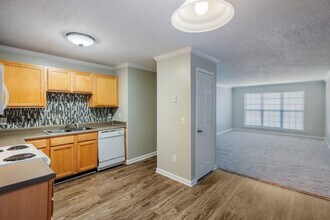 Century Oaks on College in Greensboro, NC - Building Photo - Building Photo