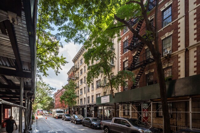 100 Christopher St in New York, NY - Foto de edificio - Building Photo