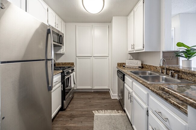 Paramount Terrace Apartments in Paramount, CA - Building Photo - Interior Photo