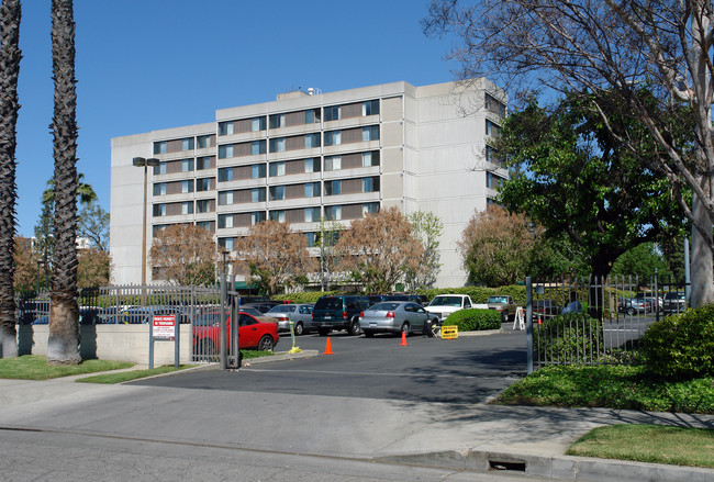 West Valley Towers in Van Nuys, CA - Foto de edificio - Building Photo