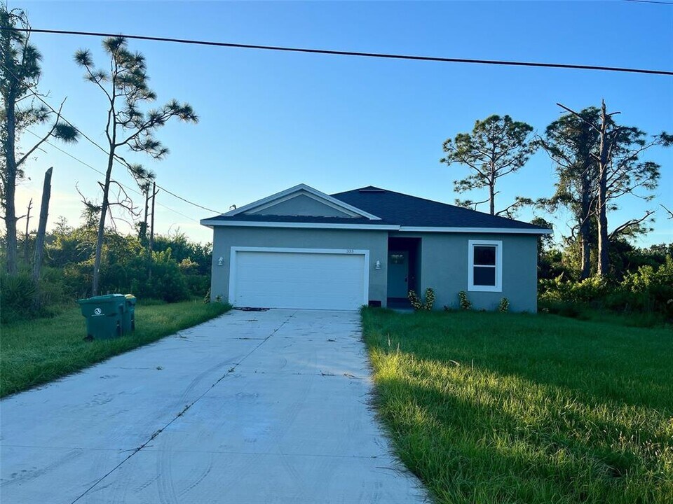 335 Sweetwater Dr in Rotonda West, FL - Building Photo