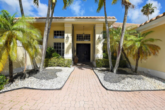 8320 Desmond Dr in Boynton Beach, FL - Foto de edificio - Building Photo