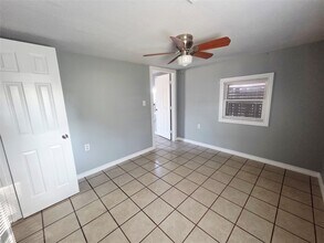 5403 Ave Q 1/2 in Galveston, TX - Foto de edificio - Building Photo