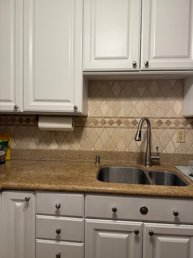 75 S Las Olas Dr in Jensen Beach, FL - Foto de edificio - Building Photo