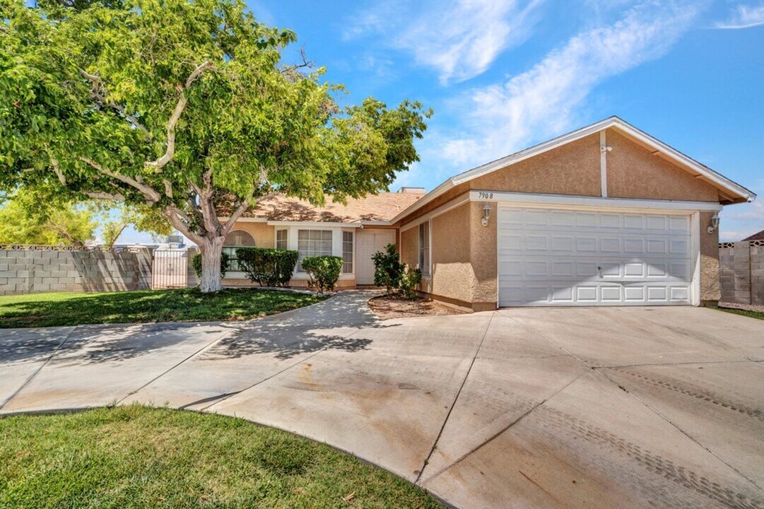 7908 Westcliff Dr in Las Vegas, NV - Foto de edificio