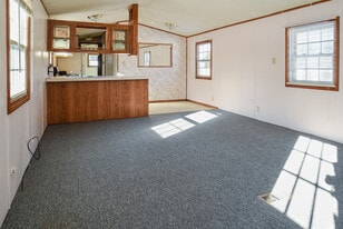 5 Hilltop Dr in Waterford, ME - Building Photo