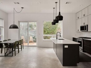 910 Gullett St in Austin, TX - Foto de edificio - Building Photo