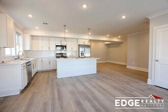 64 North Beacon St, Unit 4 in Boston, MA - Foto de edificio - Building Photo