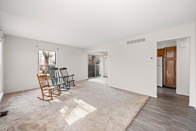 24597 N Meadow Dr, Unit 112 in Harrison Township, MI - Building Photo - Building Photo