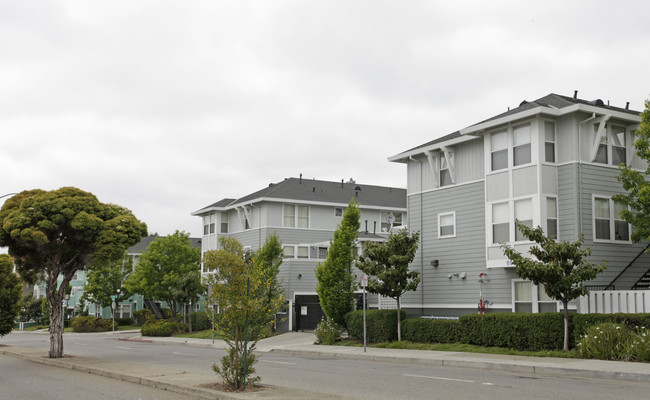 Foothill Family Apartments in Oakland, CA - Building Photo - Building Photo