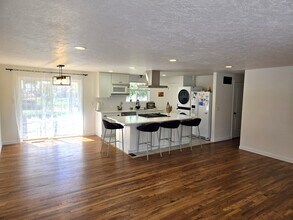 9910 S Sego Lily Dr in Sandy, UT - Foto de edificio - Building Photo