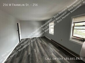 256 W Franklin St in Womelsdorf, PA - Building Photo - Building Photo