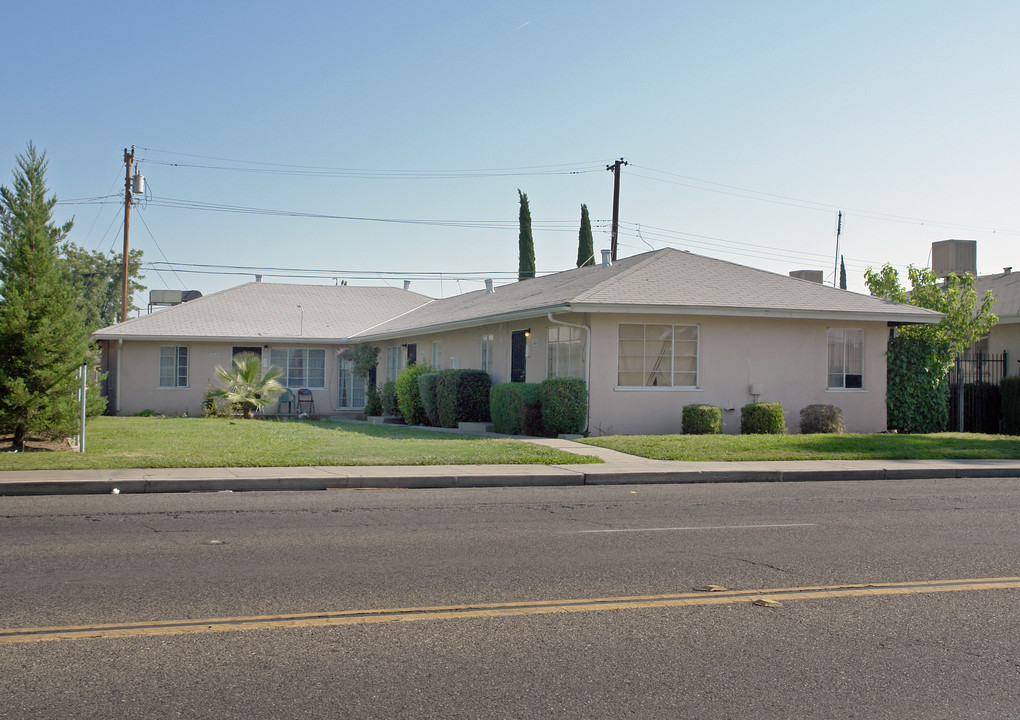 3223 E Clinton Ave in Fresno, CA - Building Photo