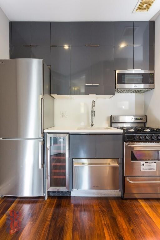 property at 1590 Lexington Ave