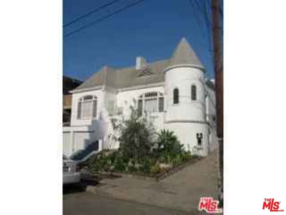 642 Maltman Ave in Los Angeles, CA - Building Photo