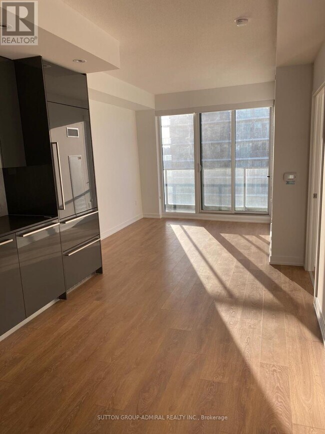 117 McMahon Dr in Toronto, ON - Building Photo - Building Photo