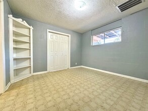 425 E Park Dr in Alvin, TX - Foto de edificio - Building Photo