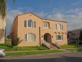 7465 Oakwood Ave in Los Angeles, CA - Building Photo - Other