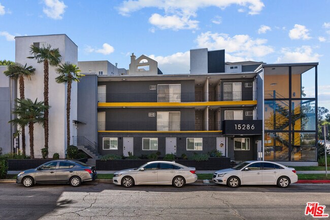 15286 Sutton St in Los Angeles, CA - Building Photo - Building Photo