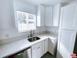 2450 W 60th St in Los Angeles, CA - Foto de edificio - Building Photo