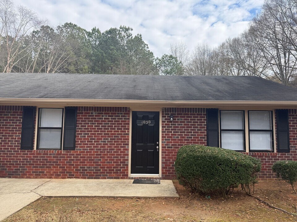 1030 Cantrell Ln in Bogart, GA - Building Photo