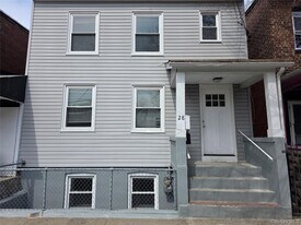 28 Hasbrouck St in Newburgh, NY - Building Photo