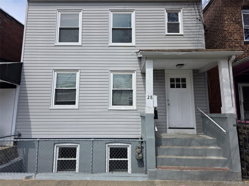 28 Hasbrouck St in Newburgh, NY - Building Photo