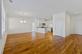 73 W Main St in Clinton, CT - Foto de edificio - Building Photo