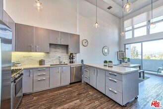 1168 S Barrington Ave in Los Angeles, CA - Building Photo - Building Photo