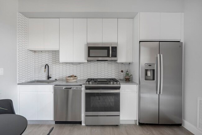 275 Border St, Unit 202 in Boston, MA - Building Photo - Building Photo