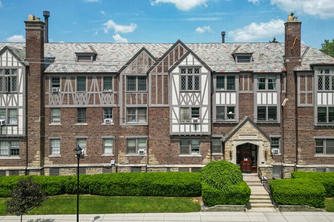 2200 Scottwood Ave in Toledo, OH - Building Photo - Building Photo