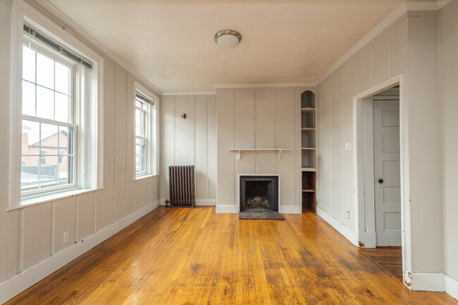 30 Revere St, Unit 8 in Boston, MA - Foto de edificio - Building Photo